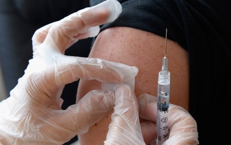 Una mujer es vacunada con la vacuna de AstraZeneca contra el Covid-19