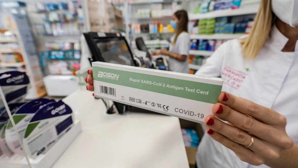 Una caja con test de antígenos contra la COVID-19 en una farmacia