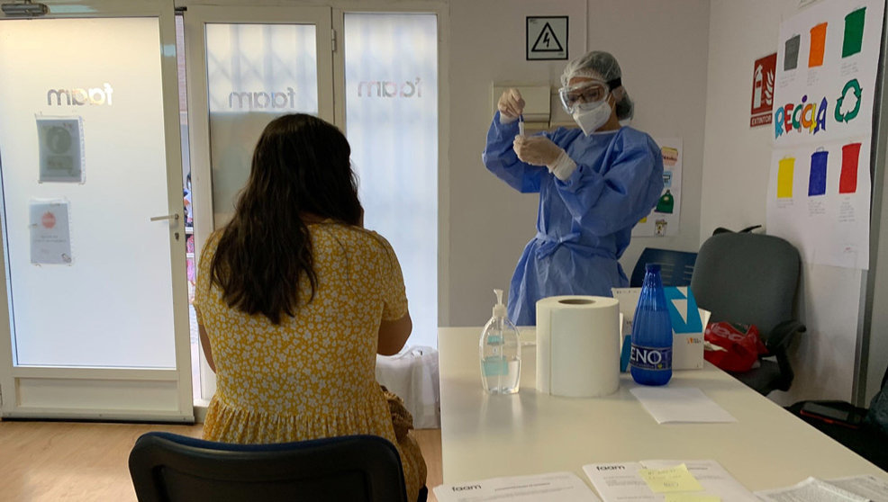 Una enfermera se prepara para realizar una prueba de diagnóstico de covid-19