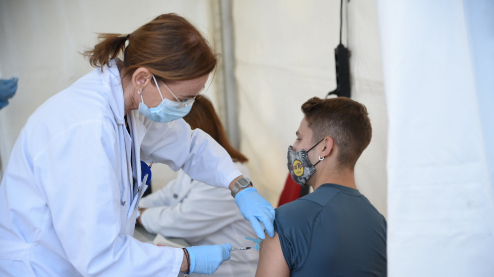 Un joven acude a recibir la vacuna contra el Covid-19