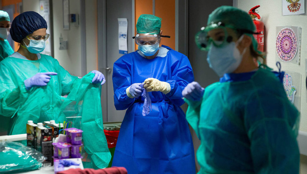 Enfermeras protegidas con mascarillas y gafas en el Hospital Povisa de Vigo, del grupo Ribera Salud