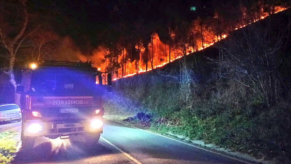 Extinción de un incendio forestal esta madrugada en Santa María de Cayón