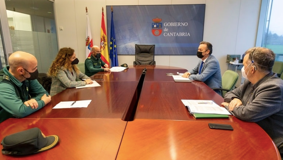 Reunión entre el consejero de Medio Ambiente, la delegada del Gobierno en Cantabria y representantes de la Guardia Civil