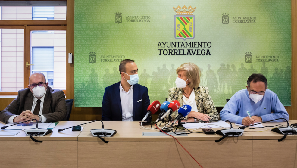 La consejera de Educación, Marina Lombó, y el alcalde Torrelavega, Javier López Estrada, informan, en rueda de prensa, sobre el conservatorio