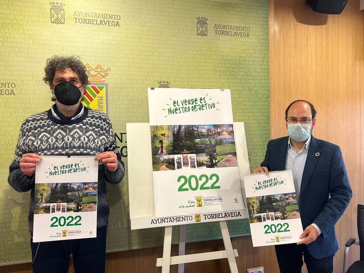 José Luis Urraca y Pepe Terán presentan el calendario de 2022 con imágenes de las zonas verdes de Torrelavega