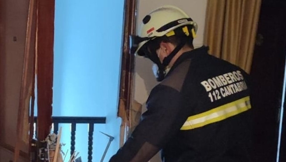 Los Bomberos del 112 realizan la apertura de la puerta de un domicilio en el que encontraron a una persona mayor caída en el suelo con signos de hipotermia
