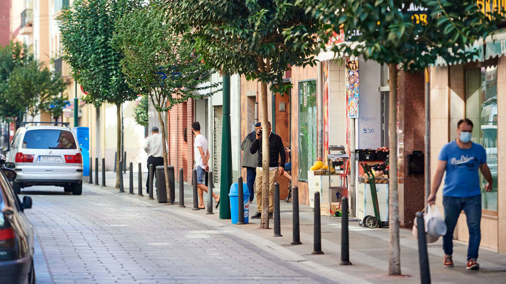 Transeúntes pasean por las calles del barrio La Inmobiliaria de Torrelavega