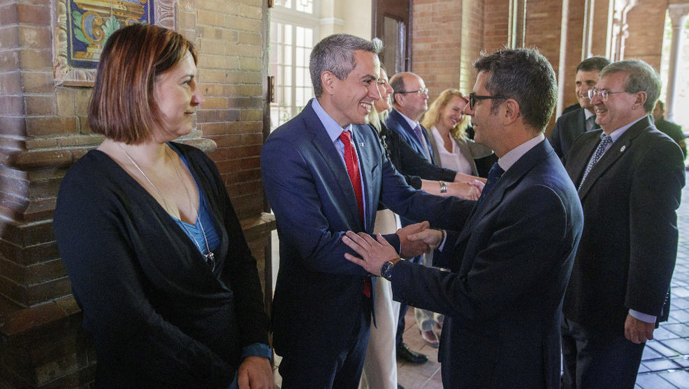 El ministro de la Presidencia, Relaciones con las Cortes y Memoria Democrática, Félix Bolaños y el vicepresidente de Cantabria, Pablo Zuloaga