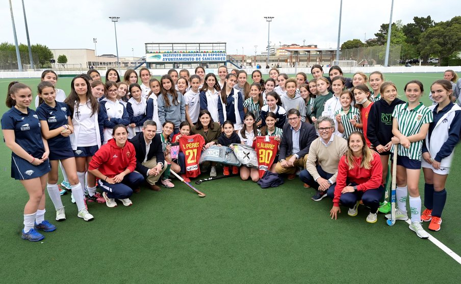 Las jugadoras de la selección española de hockey, Beatriz Pérez y Patricia Álvarez, junto a la alcaldesa de Santander, Gema Igual y las 70 deportistas cántabras