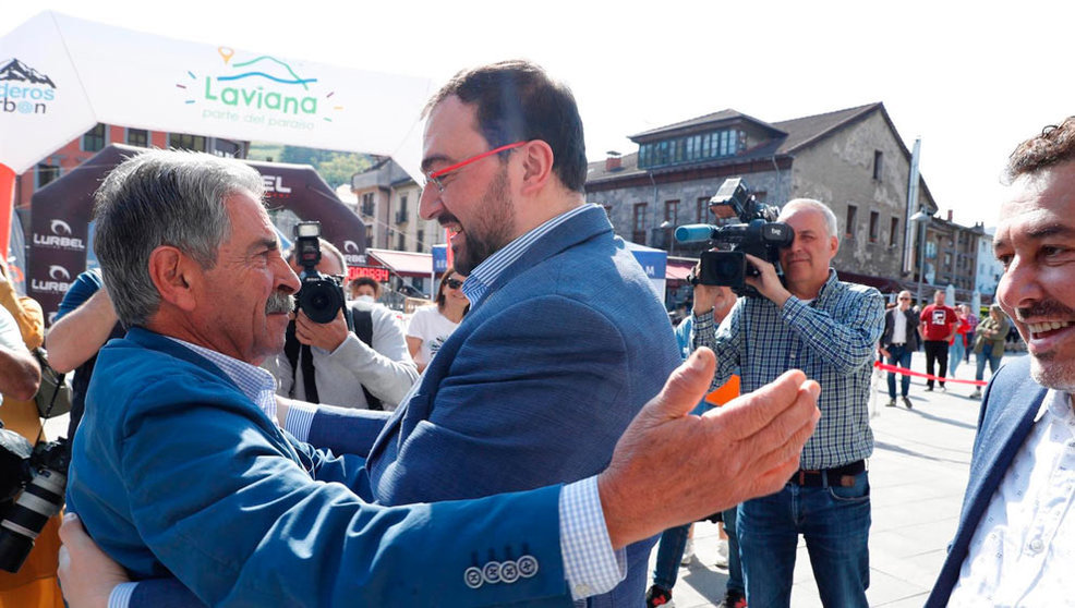 Abrazo entre Miguel Ángel Revilla y Adrián Barbón, en una visita que el presidente de Cantabria ha realizado a Pola de Laviana, localidad natal de su homólogo asturiano
