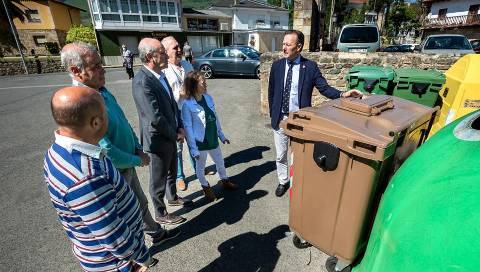 El consejero comprueba con los alcaldes del Valle de Iguña uno de los contenedores marrones instalados por MARE en Arenas de Iguña