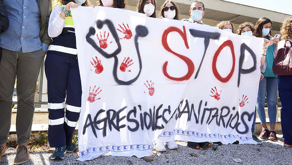 Varias personas con una pancarta que reza 'Stop Agresiones a Sanitarios' se manifiestan en el centro de Salud Los Castros