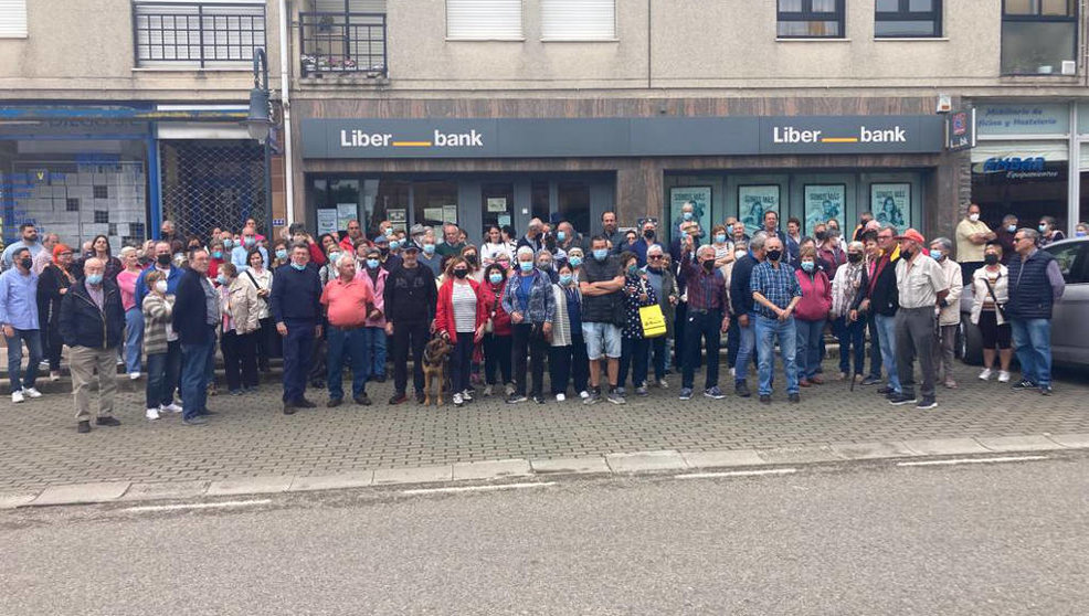 Concentración de los vecinos contra el cierre de la sucursal de Liberbank en Ajo