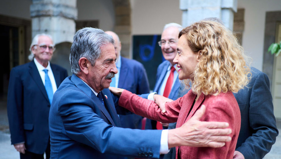 El presidente de Cantabria, Miguel Ángel Revilla, saluda a la presidenta del Congreso de los Diputados, Meritxell Batet, en el Parlamento de Cantabria