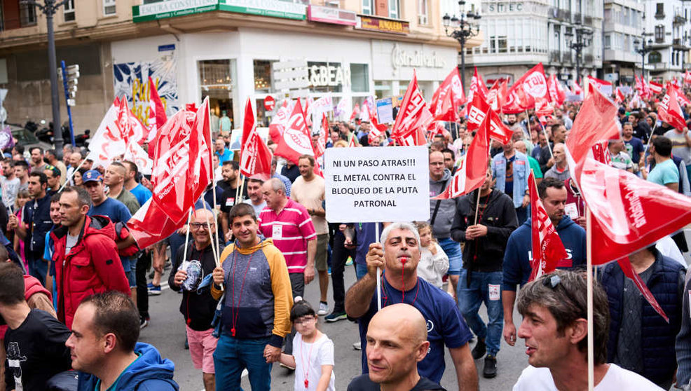 Un hombre sostiene una pancarta en una manifestación convocada por el primer día de huelga en el sector siderometalúrgico