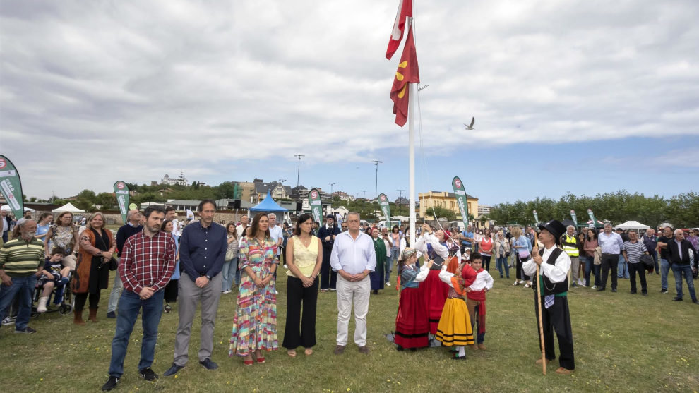Autoridades regionales y municipales en el izado de la bandera de Cantabria en el Día Infantil