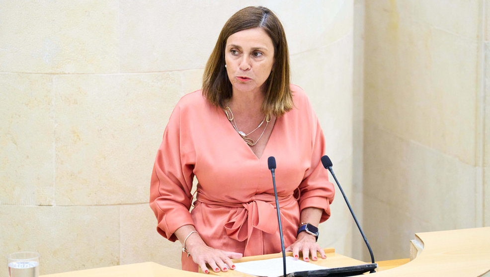 La consejera de Presidencia, Paula Fernández, defiende la nueva Ley de Entidades Locales Menores en el Parlamento