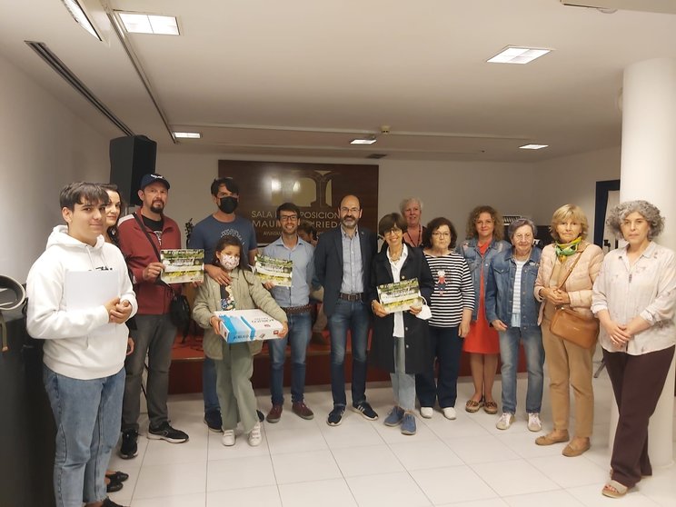 Entrega de premios del concurso de pintura al aire libre organizado por el Ayuntamiento de Torrelavega en el parque Manuel Barquín por el Día del Medio Ambiente