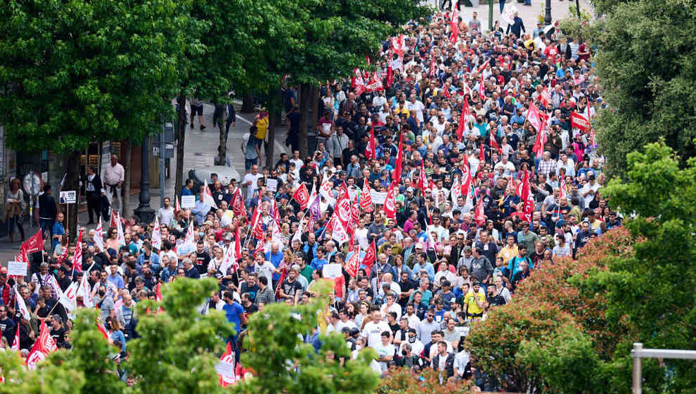 Un grupo de personas sostienen banderines en una manifestación convocada por el primer día de huelga en el sector siderometalúrgico, a 2 de junio de 2022, en Santander, Cantabria