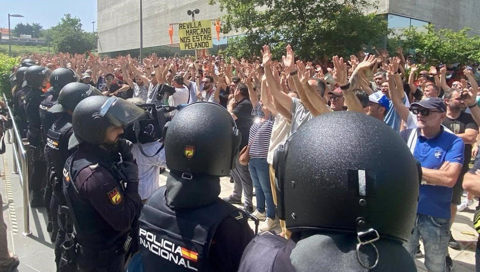 Concentración de trabajadores del sector del metal ante la Consejería de Industria en protesta por los servicios mínimos fijados en algunas empresas afectadas por la huelga.