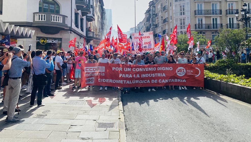 El sector del metal reivindica sus derechos en una marcha en Santander este miércoles 15 de junio