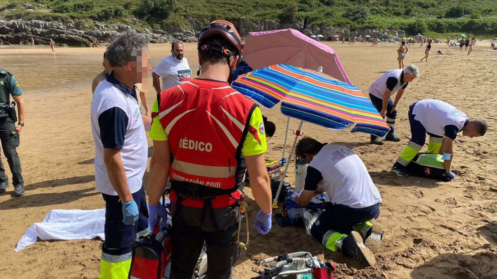 Efectivos de emergencia intentan salvar la vida a un hombre de Bilbao, que falleció ahogado en la playa de Liendo