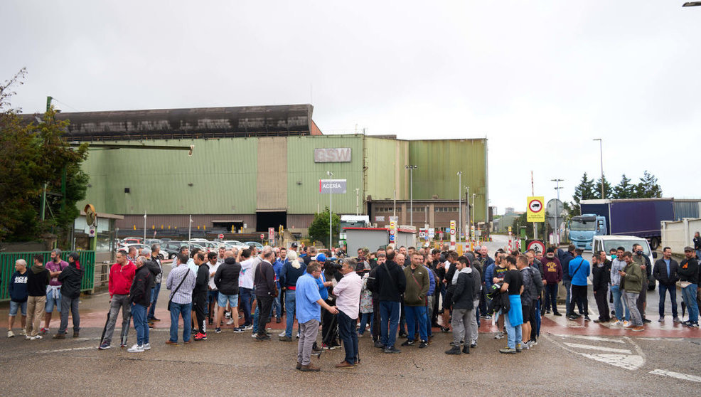 Varios trabajadores de la empresa Global Steel Wire (GSW) a las puertas de la empresa dedicada al alambrón | Foto de archivo