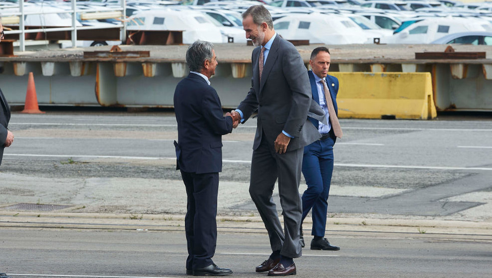 El presidente de Cantabria, Miguel Ángel Revilla y el Rey Felipe VI, se saludan a su llegada al Puerto de Santander