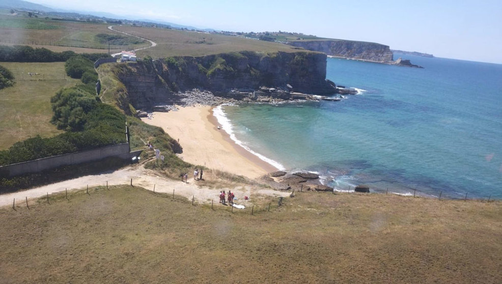 Playa de Arnillas, en Galizano (Ribamontán al Mar), donde este jueves ha sido hallado el cadáver de un hombre flotando en el mar