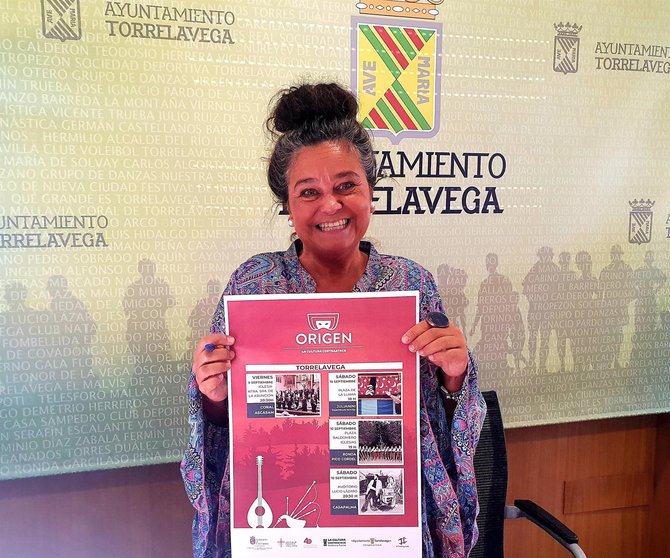 La concejala Esther Vélez con el cartel de 'La Cultura Contraataca'