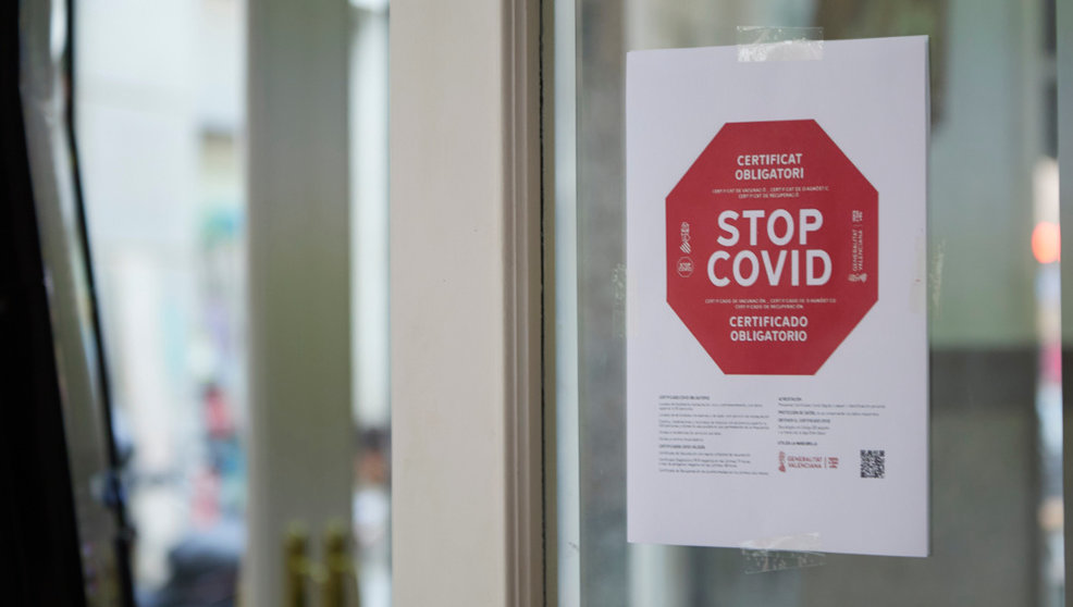 Cartel en la puerta de un bar durante el primer día de petición de Certificados Covid-19 para la hostelería