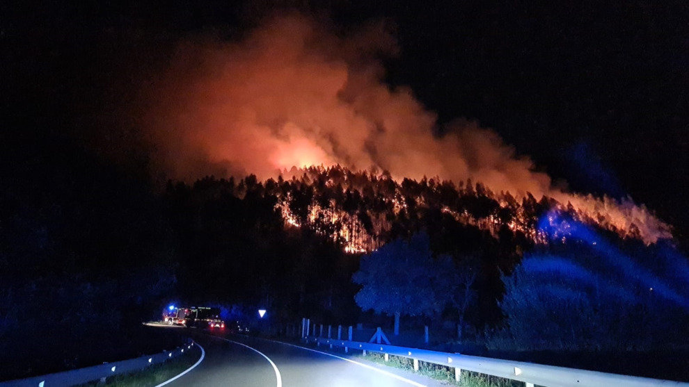 Incendios forestales cercanos al kilómetro 8,5 de la CA-181, en Herrerías