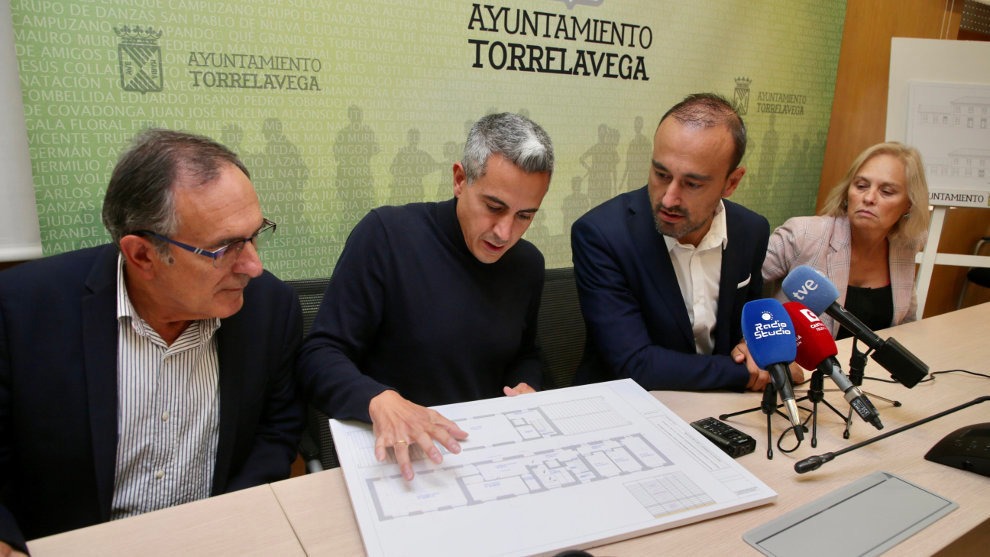 El vicepresidente regional, Pablo Zuloaga, y el alcalde de Torrelavega, Javier López Estrada, en la presentación del proyecto