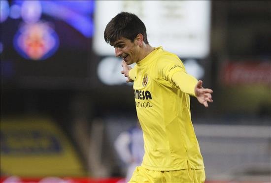 El delantero del Villarreal Gerard Moreno celebra su gol, primero del equipo, durante el partido de vuelta de los octavos de final de la Copa del Rey que Real Sociedad y Villarreal disputan esta noche en Anoeta. EFE