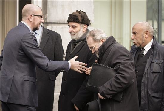 El primer ministro belga Charles Michel (izda) recibe a los líderes y representantes religiosos a su llegada a la reunión que han mantenido en Bruselas, Bélgica, el 14 de enero del 2015. EFE