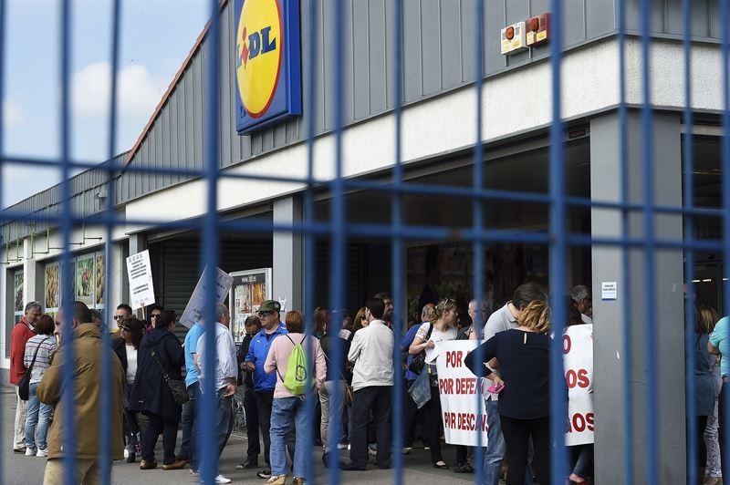 El presidente del comité de empresa, ha advertido que, de no llegar este viernes, 3 de junio, a un acuerdo con la dirección en el ORECLA, los trabajadores mantendrán sus protestas y no descarta que pueda iniciarse una huelga en las tiendas de Cantabria.