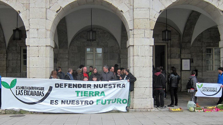 Acto de protesta contra las Excavadas ante el Parlamento de Cantabria