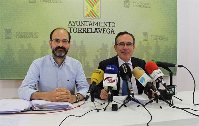 El alcalde de Torrelavega, José Manuel Cruz Viadero, ha dado a conocer la OEP junto con el concejal de Régimen Interno y Recursos Humanos, José Luis Urraca