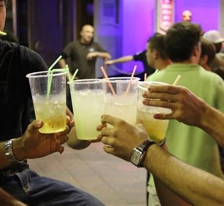El consumo de alcohol en las calles santanderinas no ha remitido a lo largo del verano