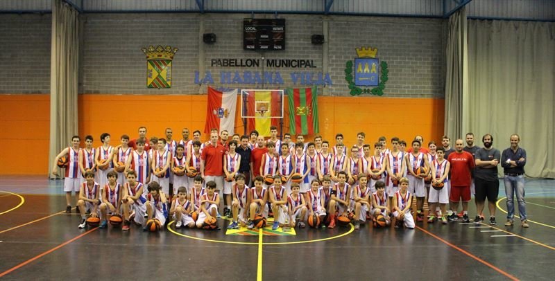 El concejal de Deportes, Jesús Sánchez, ha visitado este martes a los más de 50 chavales de entre 9 y 18 años que aprenderán durante esta semana nuevos conceptos bajo la metodología de entrenamiento de la escuela serbia