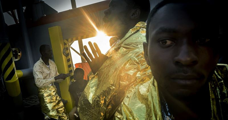 Refugiados a bordo del Bourbon Argos, barco de rescate de MSF hacia Italia