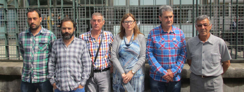 La Asamblea en Defensa de Las Excavadas poco antes de entrar en la reunión con el Presidente de Cantabria
