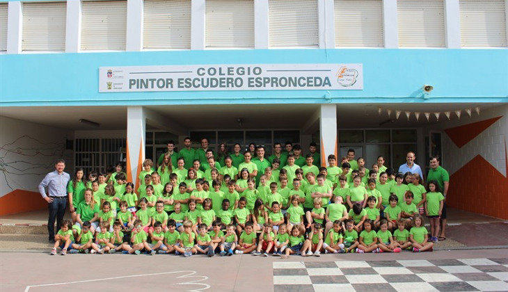 El concejal de Deportes,  y el gerente del Servicio Municipal de Deportes han visitado este viernes las instalaciones del CEIP Pintor Escudero Espronceda, en Tanos, sede del campamento.