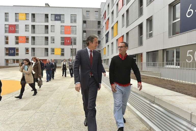 El alcalde de Santander, Íñigo de la Serna, asiste al final de las obras de una promoción de viviendas protegidas de Santander