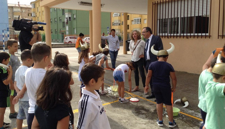 El alcalde, José Manuel Cruz Viadero, junto a la concejal de Bienestar Social, Patricia Portilla, ha visitado este martes el colegio Menéndez Pidal del Barrio Covadonga