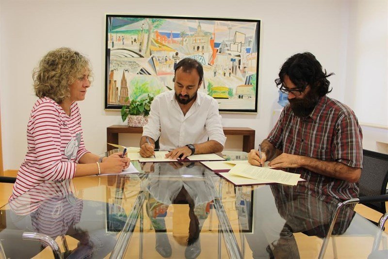 El alcalde en funciones junto a la concejala de Festejos y José Cobo, durante la firma del convenio