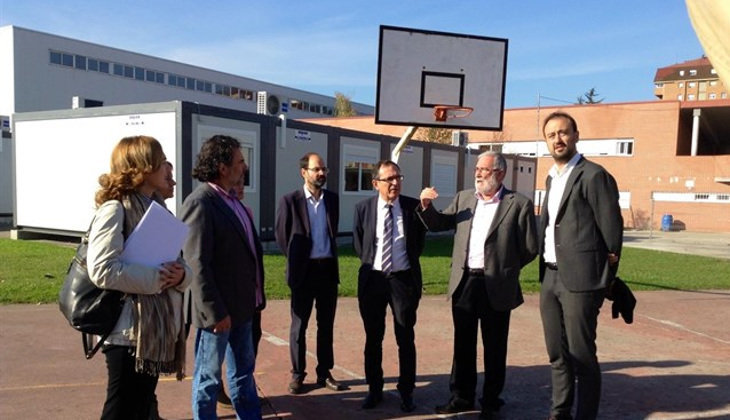 El equipo de gobierno en una visita a las instalaciones del IES Zapatón junto al director del mismo