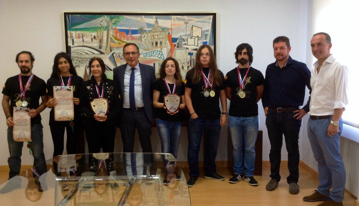 Los ganadores del campeonato mundial de esgrima junto a algunos miembros del equipo de gobierno