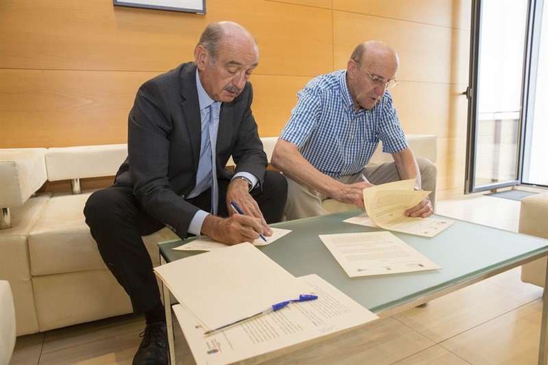 El consejero y el alcalde, durante la firma del acuerdo