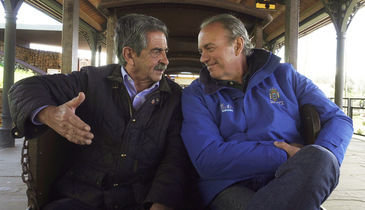 Bertin Osborne y Miguel Ángel Revilla durante su visita a El Soplao
